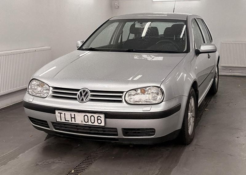 Silver Begagnad 2002 VW Golf IV Basis Halvkombi | 19 900 kr (Marknadspris) - Bild 1/4