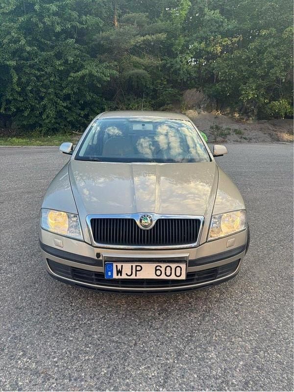 Brun Begagnad 2005 Skoda Octavia Halvkombi | 17 500 kr (Marknadspris) - Bild 1/4