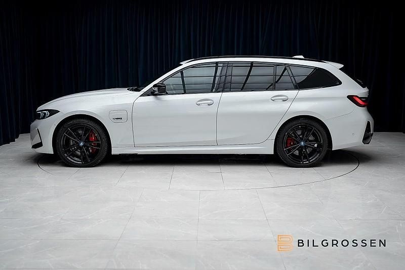 Begagnad BMW 330e M Sport 184 HK (135 kW) 2022 Vit Kombi