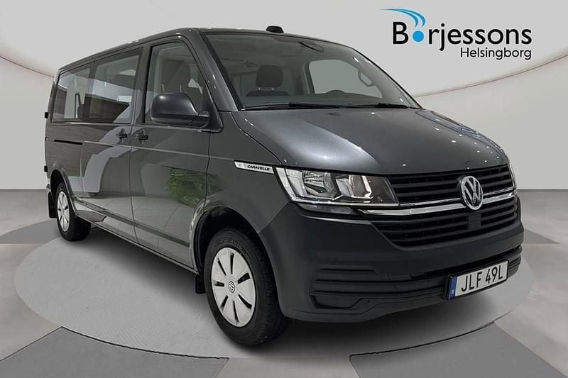 Grå Begagnad 2020 VW Caravelle Minibuss | 359 900 kr (Marknadspris) - Bild 1/4