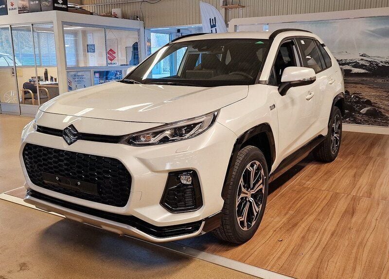 Vit Begagnad 2023 Suzuki Across SUV | 556 150 kr (Dyr) - Bild 1/4
