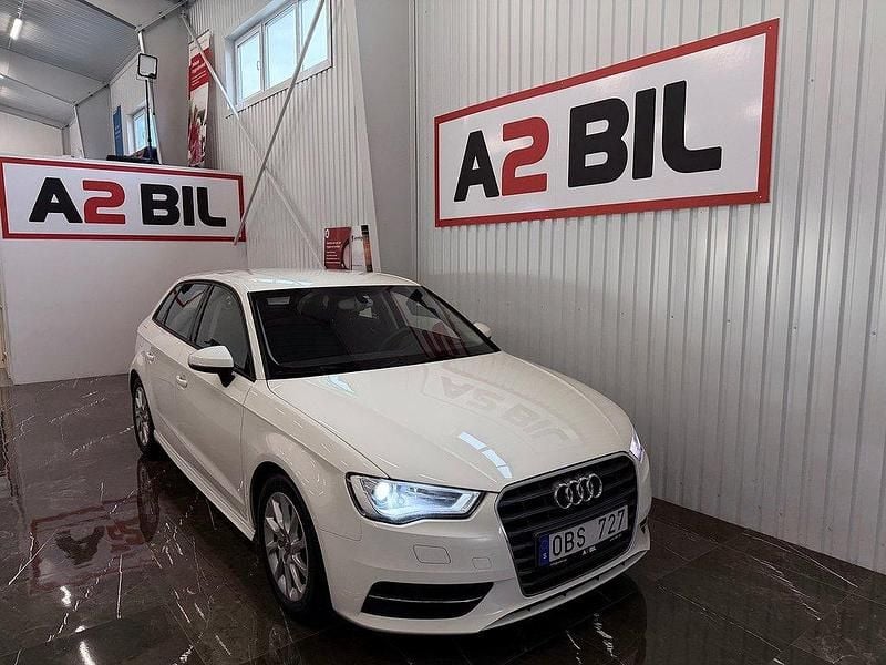 Vit Begagnad 2013 Audi A3 Sportback Attraction Halvkombi | 99 900 kr (Marknadspris) - Bild 1/4