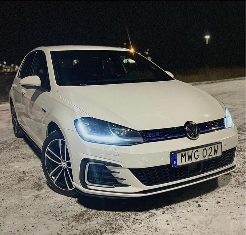 Vit Begagnad 2020 VW Golf VII GTE Halvkombi | 175 000 kr (Bra pris) - Bild 1/4