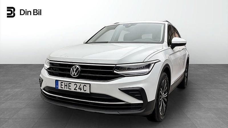 Pure white Begagnad 2023 VW Tiguan SUV | 294 900 kr (Marknadspris) - Bild 1/4