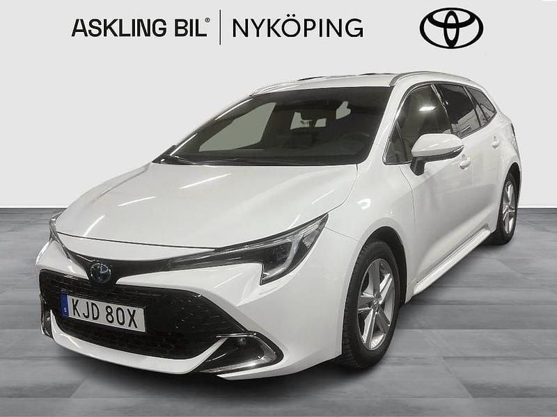 Vit Begagnad 2023 Toyota Corolla Style Kombi | 299 000 kr (Marknadspris) - Bild 1/3