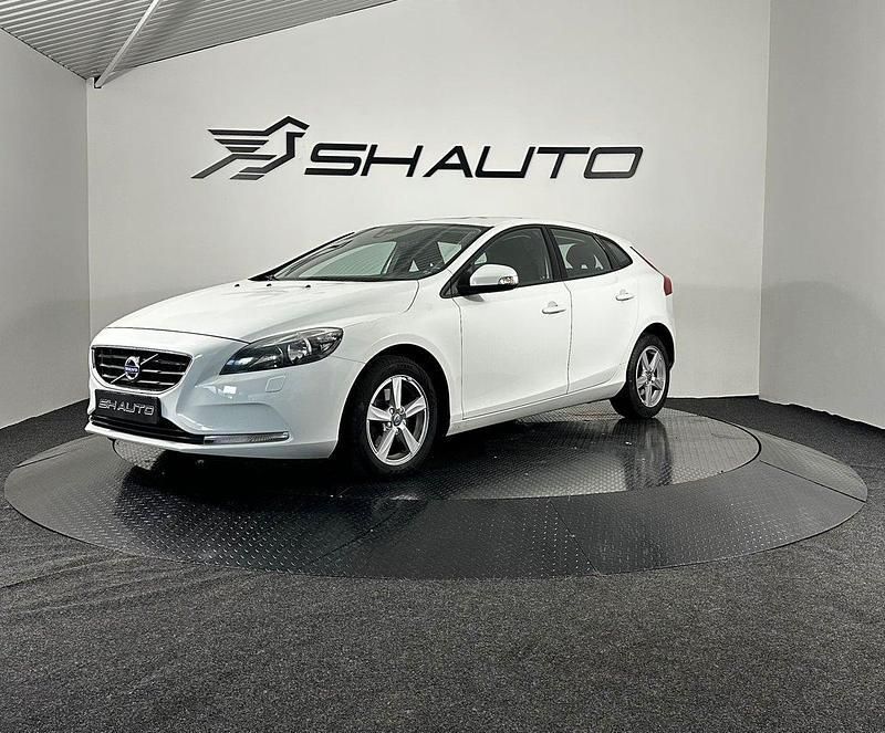 Vit Begagnad 2016 Volvo V40 Kinetic Kombi | 94 900 kr (Bra pris) - Bild 1/4