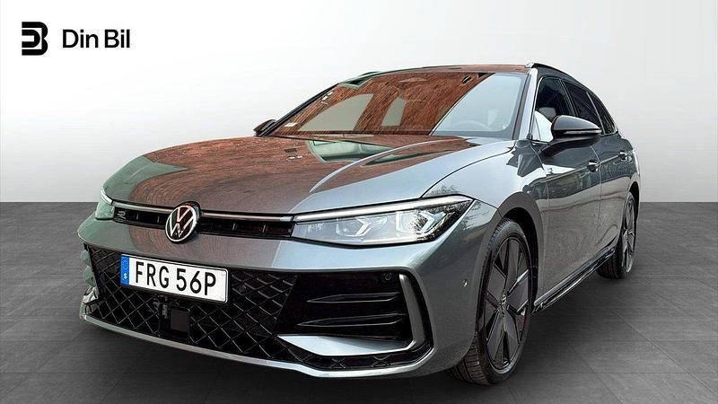 Mörkgrå Begagnad 2025 VW Passat R-line Kombi | 504 900 kr - Bild 1/4