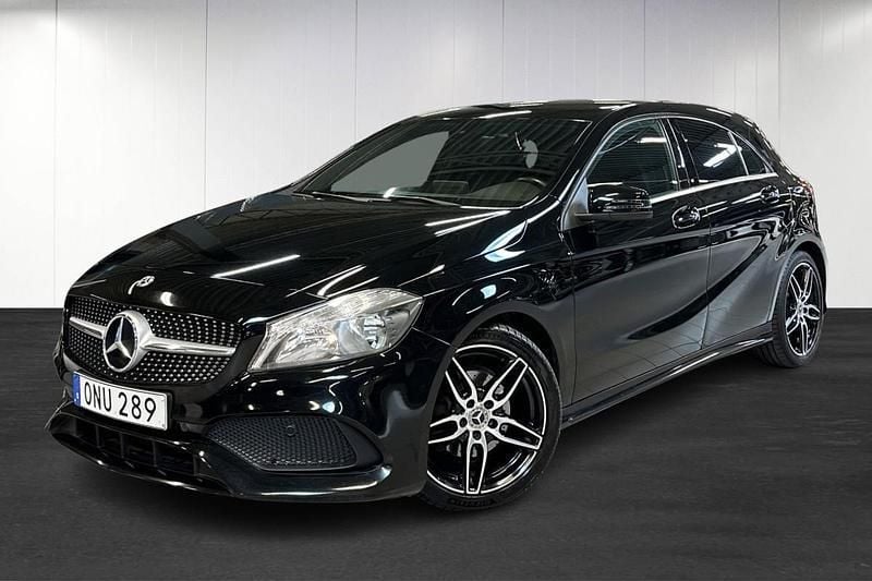 Svart (black) Begagnad 2018 Mercedes A180 AMG line Halvkombi | 174 900 kr (Marknadspris) - Bild 1/4