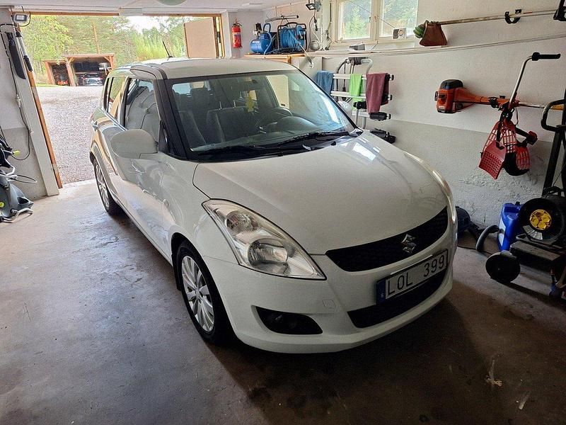 Vit Begagnad 2011 Suzuki Swift Halvkombi | 38 000 kr (Marknadspris) - Bild 1/4