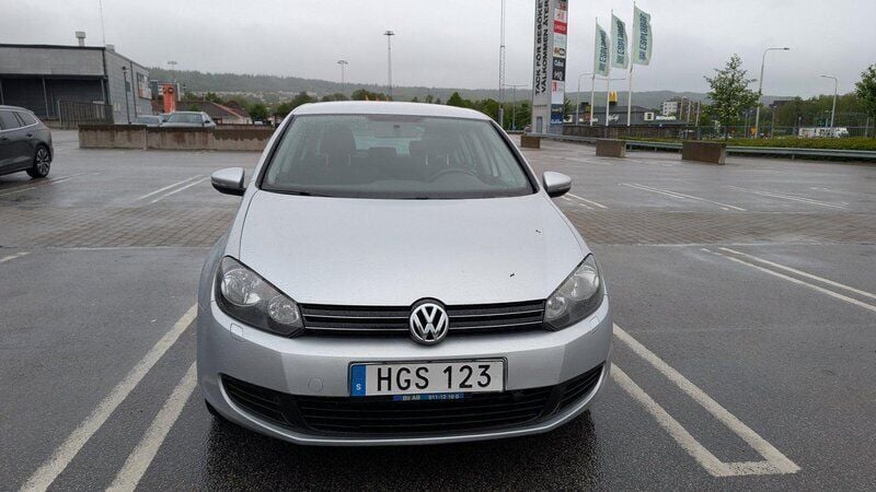 Silver Begagnad 2012 VW Golf VII Halvkombi | 68 000 kr (Superpris) - Bild 1/4