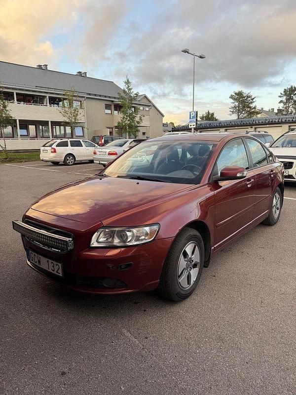 Röd Begagnad 2008 Volvo S40 Momentum Sedan | 45 000 kr (Marknadspris) - Bild 1/4