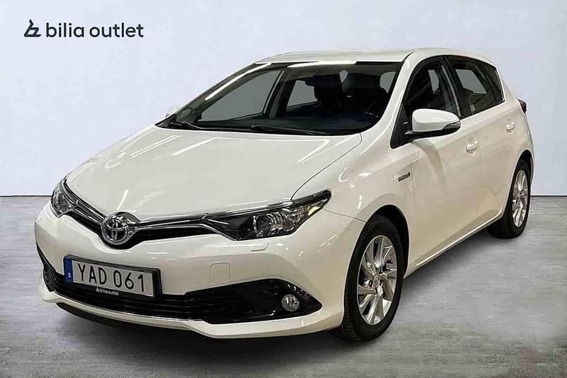 Vit Begagnad 2015 Toyota Auris Hybrid Halvkombi | 134 900 kr (Marknadspris) - Bild 1/1