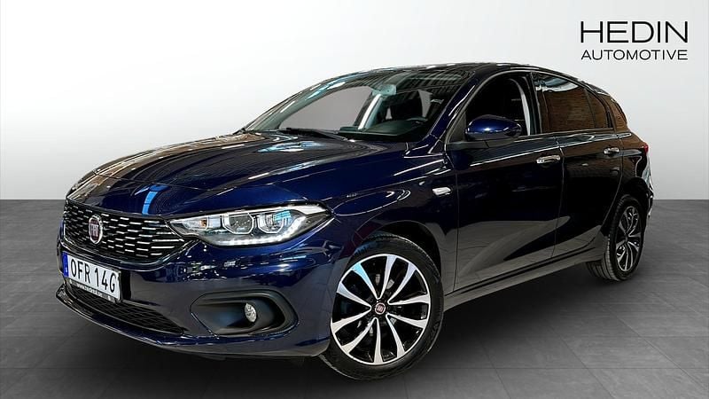 Blå Begagnad 2019 Fiat Tipo Lounge Halvkombi | 114 900 kr (Marknadspris) - Bild 1/4