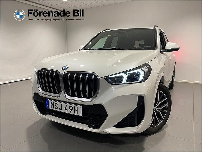 Vit Begagnad 2025 BMW X1 M Sport SUV | 429 000 kr (Marknadspris) - Bild 1/4