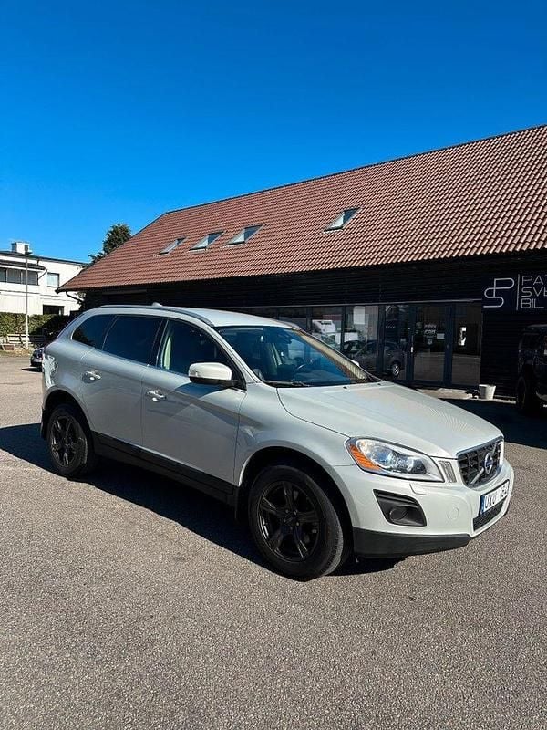 Vit Begagnad 2010 Volvo XC60 Summum SUV | 109 000 kr (Bra pris) - Bild 1/4