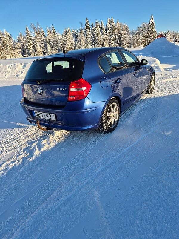 Begagnad BMW 118 143 HK (105 kW) 2009 Montego metallic blue a51 Halvkombi