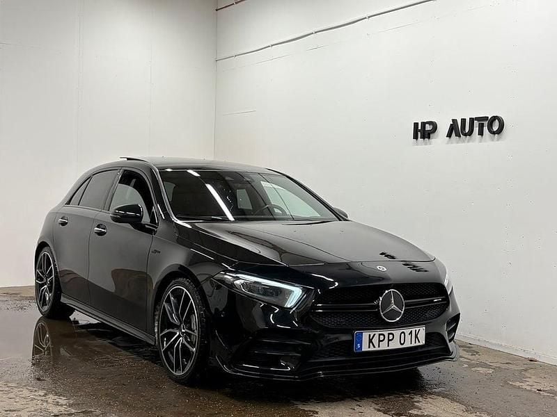 Svart Begagnad 2022 Mercedes A35 AMG AMG Halvkombi | 394 000 kr (Marknadspris) - Bild 1/4