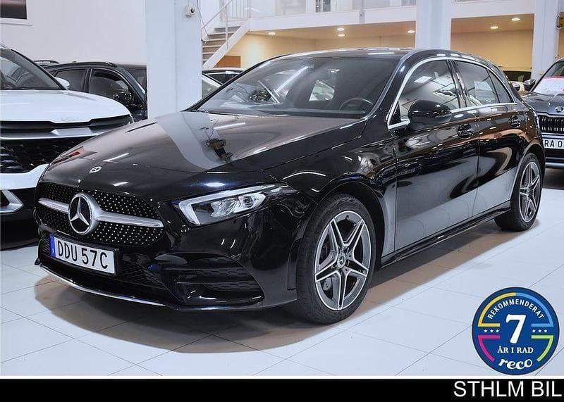 Night black Begagnad 2022 Mercedes A250 AMG Halvkombi | 289 000 kr (Bra pris) - Bild 1/4
