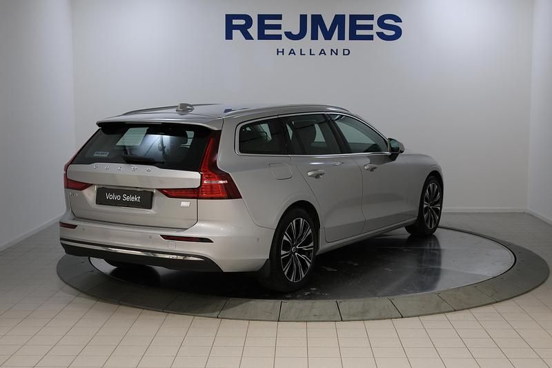 Begagnad Volvo V60 Core 253 HK (186 kW) 2022 Silver Kombi