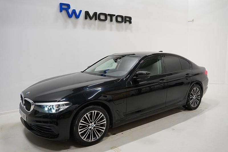 Svart Begagnad 2019 BMW 530e iPerformance Sedan | 259 800 kr (Superpris) - Bild 1/4