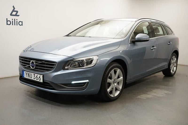 Ljusblå Begagnad 2018 Volvo V60 Momentum Kombi | 179 900 kr (Superpris) - Bild 1/3