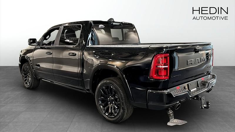 Ny RAM 1500 548 HK (403 kW) 2025 Svart Pickup