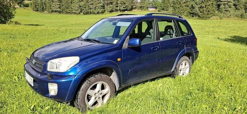 Blå Begagnad 2003 Toyota RAV4 SUV | 47 000 kr (Marknadspris) - Bild 1/4