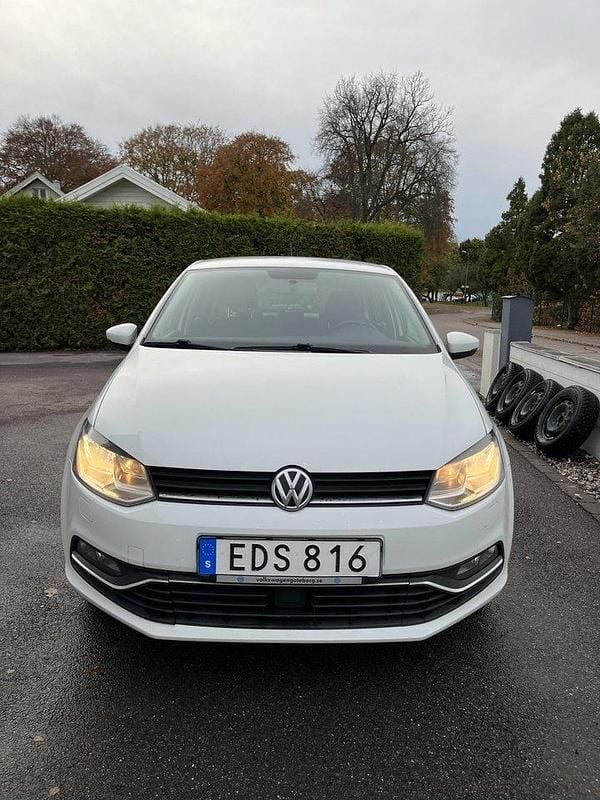 Vit Begagnad 2017 VW Polo Halvkombi | 95 000 kr (Marknadspris) - Bild 1/4