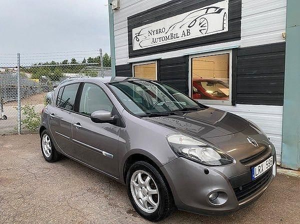 Grå Begagnad 2011 Renault Clio R.S. Halvkombi | 49 900 kr (Marknadspris) - Bild 1/4