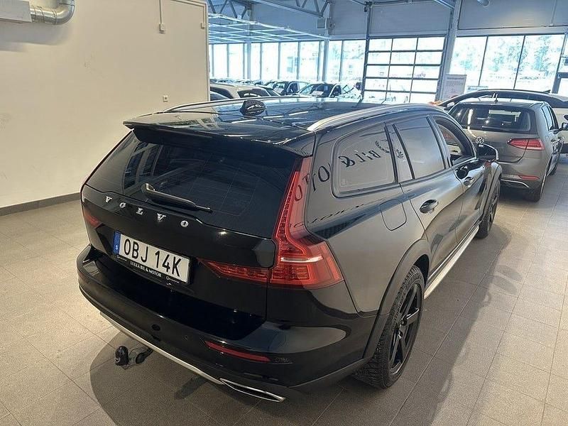 Begagnad Volvo V60 CC Momentum 190 HK (139 kW) 2019 Svart Kombi