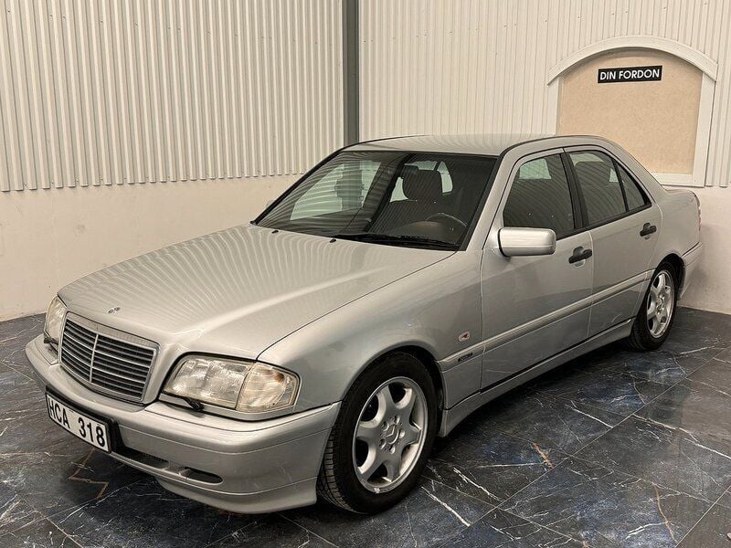 Ljusgrå Begagnad 1998 Mercedes C180 Sedan | 39 900 kr - Bild 1/4