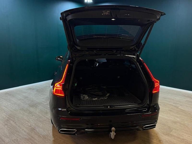 Begagnad Volvo V60 R-Design 340 HK (250 kW) 2022 Svart Kombi
