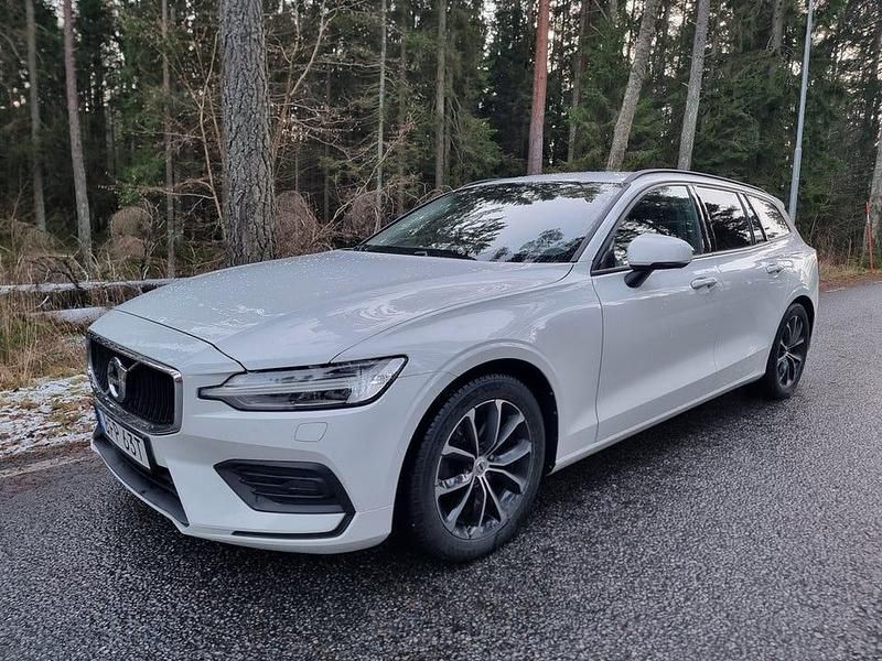 Begagnad Volvo V60 Momentum 150 HK (110 kW) 2019 Vit Kombi