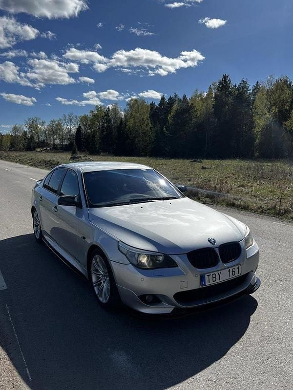 Grå Begagnad 2007 BMW 535 M Sport Sedan | 64 900 kr (Superpris) - Bild 1/4