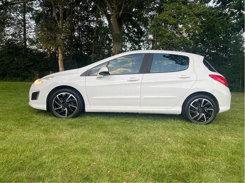 Vit Begagnad 2013 Peugeot 308 Halvkombi | 49 000 kr (Marknadspris) - Bild 1/4