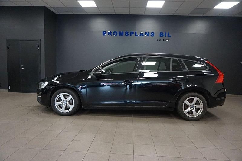Svart Begagnad 2017 Volvo V60 Kinetic Kombi | 139 500 kr (Marknadspris) - Bild 1/4