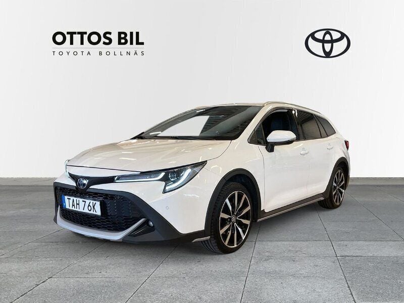 Vit Begagnad 2022 Toyota Corolla SUV | 279 900 kr (Dyr) - Bild 1/4