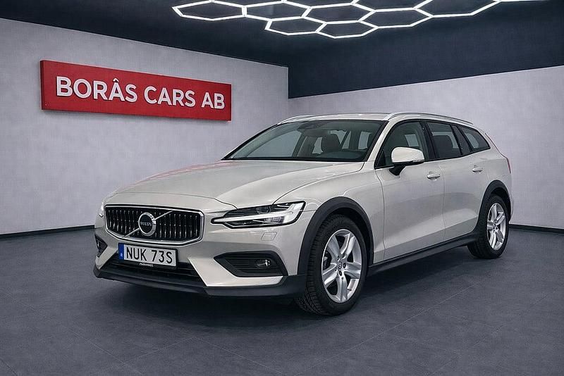 Begagnad Volvo V60 CC Momentum 190 HK (139 kW) 2019 Vit Kombi