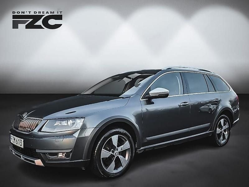 Grå Begagnad 2017 Skoda Octavia Scout Kombi | 159 500 kr (Marknadspris) - Bild 1/4