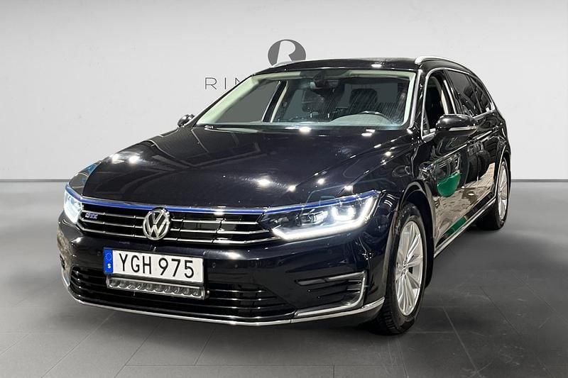 Svart Begagnad 2016 VW Passat GTE Kombi | 119 900 kr (Marknadspris) - Bild 1/3