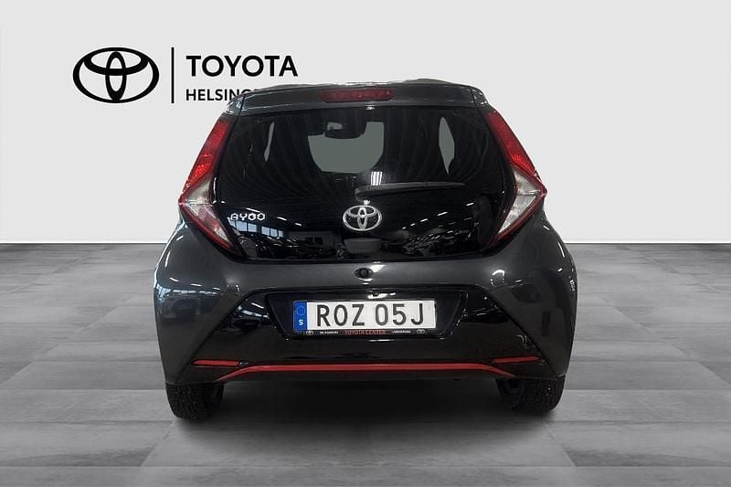 Begagnad Toyota Aygo X-play 72 HK (52 kW) 2020 Mörkgrå Halvkombi