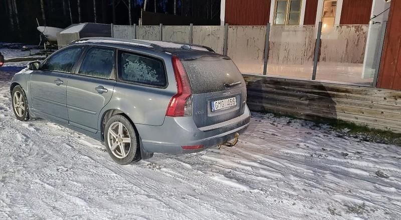 Blå Begagnad 2008 Volvo V50 Momentum Kombi | 6 000 kr (Superpris) - Bild 1/1