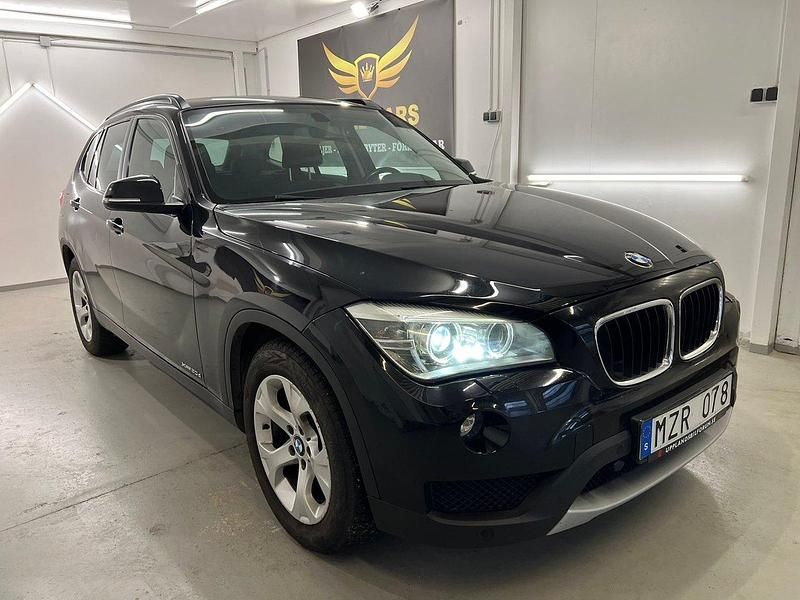 Svart Begagnad 2013 BMW X1 SUV | 119 990 kr (Marknadspris) - Bild 1/4
