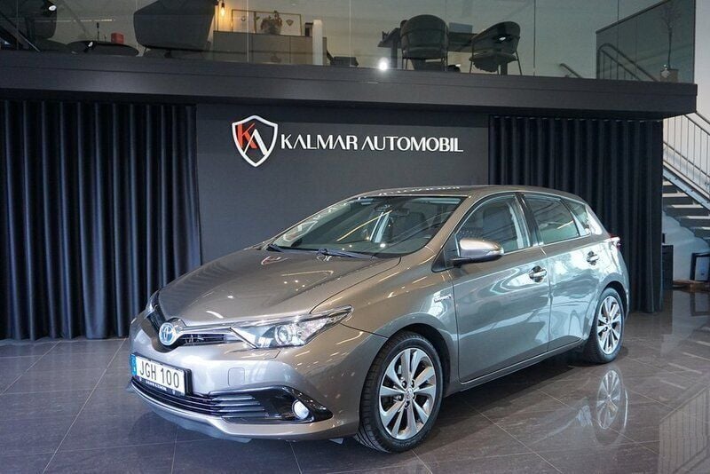 Mörkgrå Begagnad 2017 Toyota Auris Hybrid Active Halvkombi | 134 900 kr (Marknadspris) - Bild 1/4