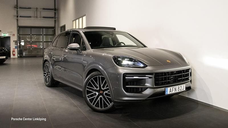 Grå (grey) Begagnad 2025 Porsche Cayenne SUV | 1 199 000 kr (Marknadspris) - Bild 1/4