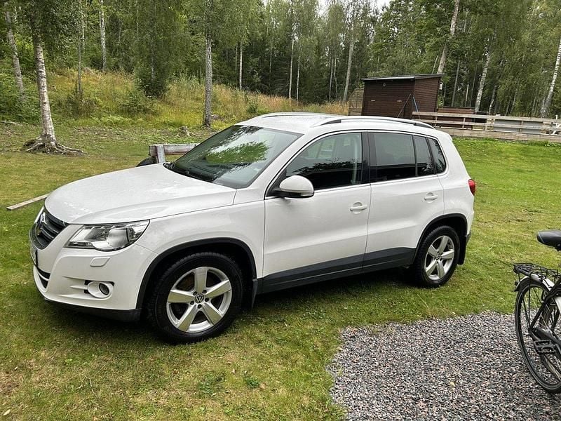 Vit Begagnad 2011 VW Tiguan Sportline SUV | 43 000 kr (Marknadspris) - Bild 1/4
