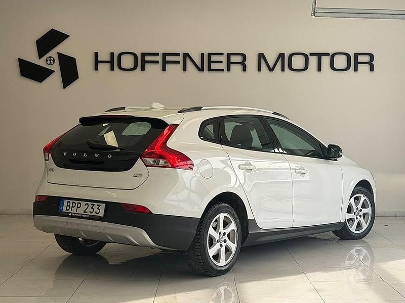 Begagnad Volvo V40 Momentum 114 HK (83 kW) 2014 Vit Halvkombi