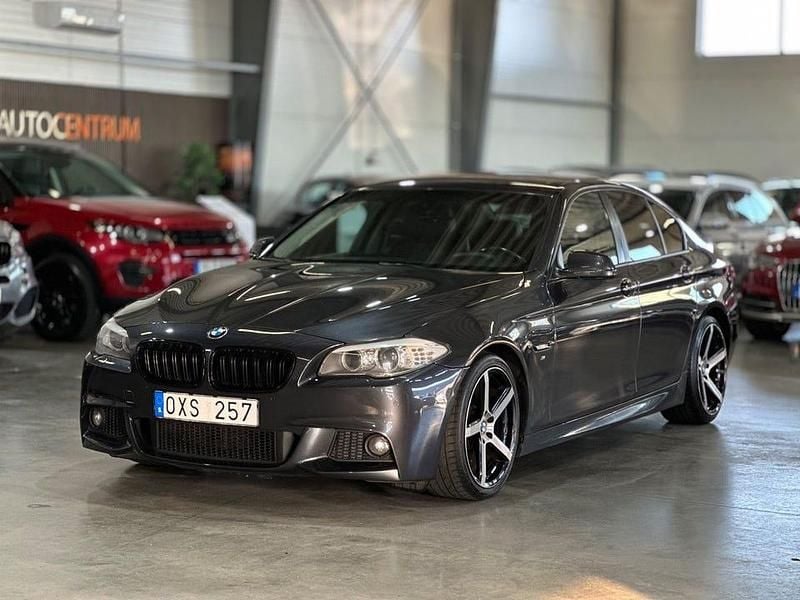 Grå Begagnad 2011 BMW 520 M Sport Sedan | 119 900 kr (Marknadspris) - Bild 1/4