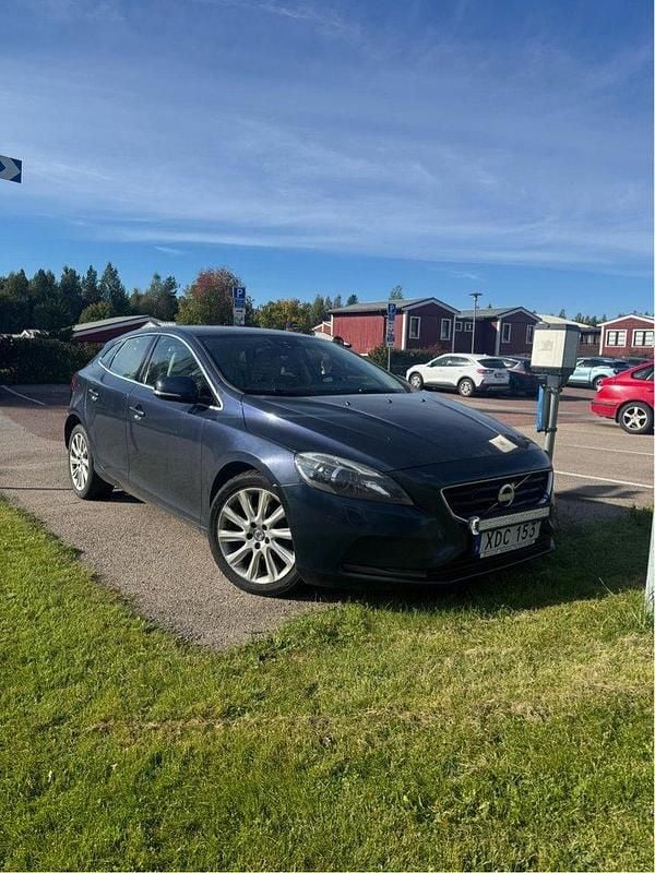 Blå Begagnad 2013 Volvo V40 Summum Kombi | 75 000 kr (Superpris) - Bild 1/4
