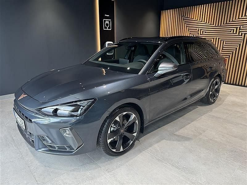 Mörkgrå (magnetic tech metallic) Ny 2025 Cupra Leon Kombi | 421 200 kr (Lite dyr) - Bild 1/4